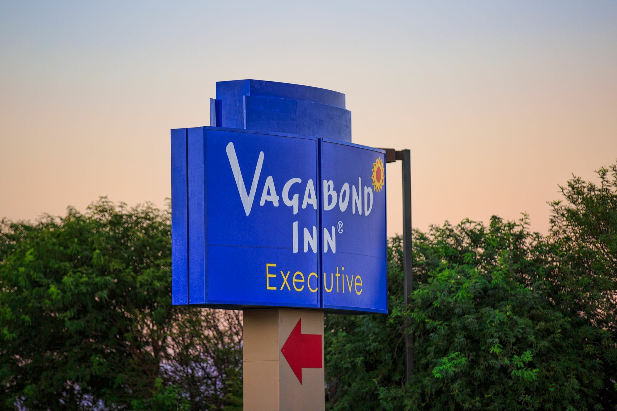 Vagabond Inn Executive Green Valley Exterior photo